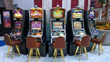 Dragon Hatch live-dealer table showing two-card hands, Player position, and betting interface